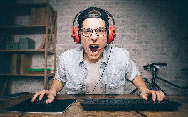 Khi cá cược đá gà chính là kiểm soát cảm xúc, không được nóng giận